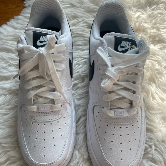 Nike White and Black Sneakers Classic Style - Picture 2 of 7